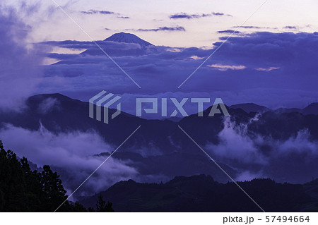 (静岡県)躍動する大雲海の向こうに、富士山 (静岡県)躍動する大雲海の向こうに、富士山 57494664