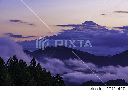 (静岡県)躍動する大雲海の向こうに、富士山 (静岡県)躍動する大雲海の向こうに、富士山 57494667