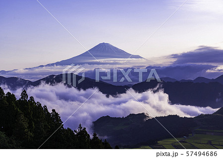 (静岡県)躍動する大雲海の向こうに、富士山 (静岡県)躍動する大雲海の向こうに、富士山 57494686