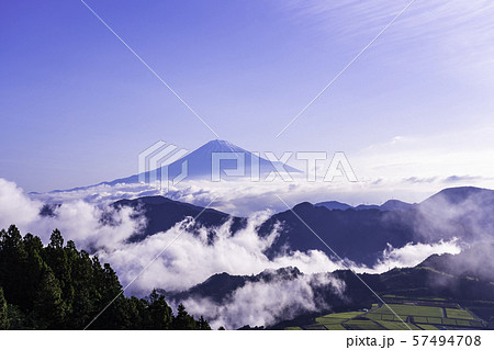 (静岡県)躍動する大雲海の向こうに、富士山 (静岡県)躍動する大雲海の向こうに、富士山 57494708