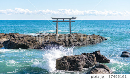 茨城県　大洗海岸　磯前神社の海の鳥居 57496161