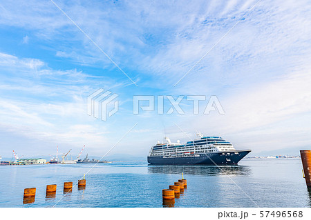 北海道函館 函館湾に入港するクルーズ船 57496568