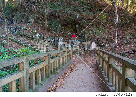 神奈川県伊勢原市 大山の登山道(女坂)の子育て地蔵 57497128