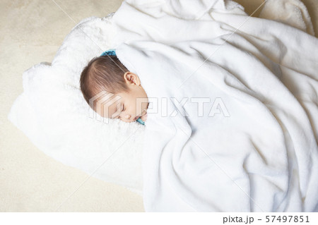 眠る赤ちゃん 57497851