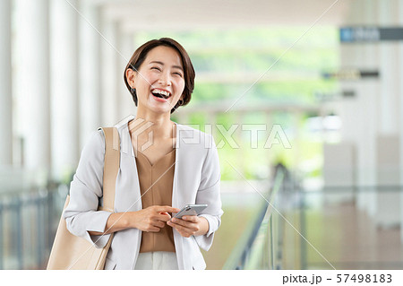ビジネスウーマン スマートフォン ビジネスシーン 57498183