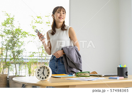 カジュアル・オフィスの時短勤務【時計ピント】 カジュアル・オフィスの時短勤務【時計ピント】 57498365