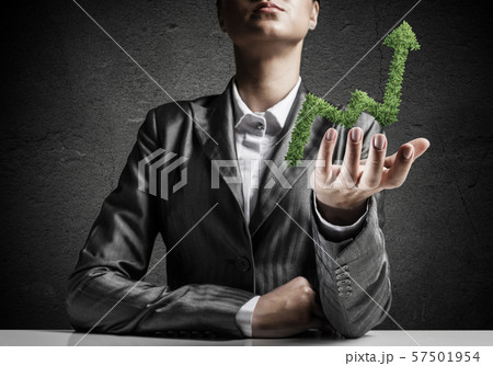 Businessman presenting growing graph. 57501954