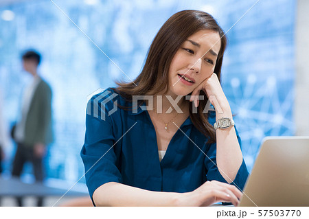 悩む女性 57503770