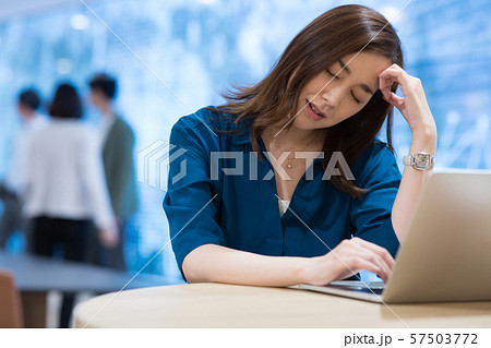 悩む女性 悩む女性 57503772