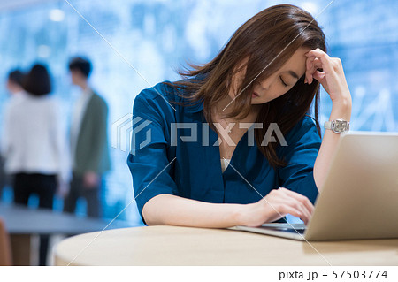 悩む女性 悩む女性 57503774