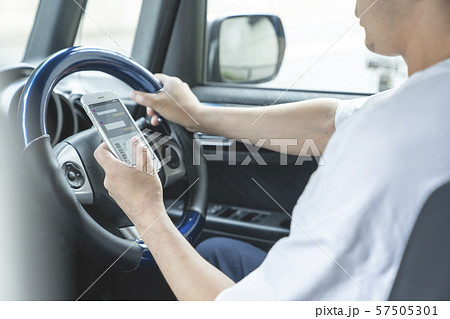 ながら運転　スマートフォン 57505301