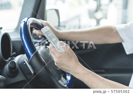 ながら運転　スマートフォン 57505302