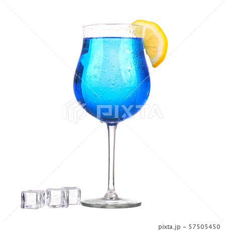 Sprite drinks whit sparkllng soda and ice in glass 57505450