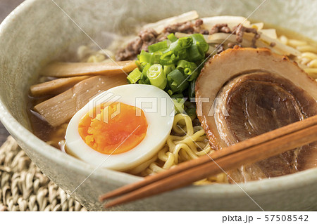 ほんわか湯気の立つ、熱々の味噌ラーメン ほんわか湯気の立つ、熱々の味噌ラーメン 57508542