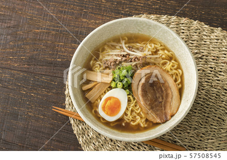 ほんわか湯気の立つ、熱々の味噌ラーメン 57508545