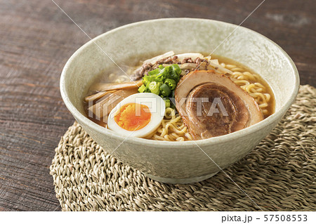 ほんわか湯気の立つ、熱々の味噌ラーメン 57508553