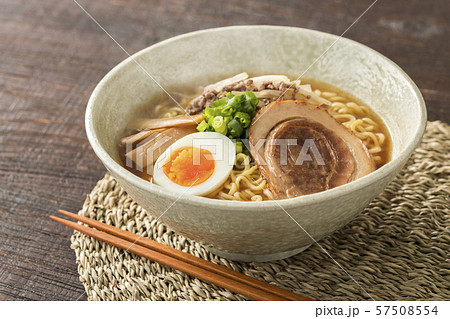 ほんわか湯気の立つ、熱々の味噌ラーメン 57508554