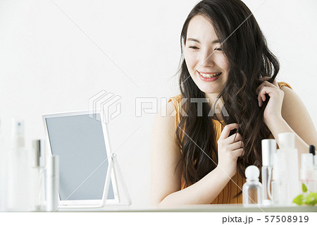 ビューティー　ビューティーイメージ　女性　若い女性 57508919