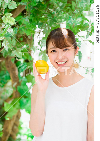 レモンを持った若い女性 57511126