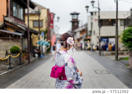 観光地で浴衣を着る女性 観光地で浴衣を着る女性 57512302