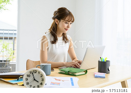 カジュアル・オフィスの時短勤務 57513181