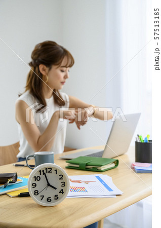 カジュアル・オフィスの時短勤務【時計ピント】 57513185