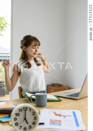 カジュアル・オフィスの時短勤務 57513322