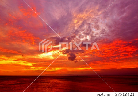 低空の雲が赤い鱗のように光る夕景 西伊豆 土肥 旅人岬にて撮影 低空の雲が赤い鱗のように光る夕景 西伊豆 土肥 旅人岬にて撮影 57513421