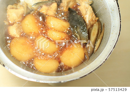 ブリ大根、魚料理、大根と魚の煮物　、ぶりのあら、料理シーン 57513429
