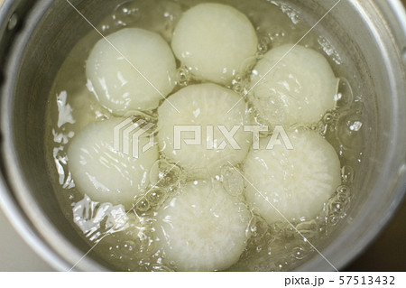 煮大根、ぶり大根で使う大根の下処理、茹でる 57513432