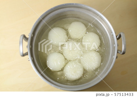煮大根、ぶり大根で使う大根の下処理、茹でる 煮大根、ぶり大根で使う大根の下処理、茹でる 57513433