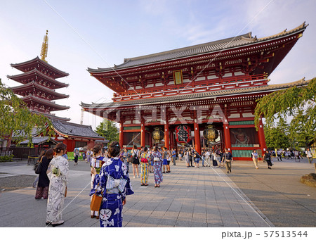 日本の東京都市景観 浅草寺を望む(9月でも暑さ続く・左奥にミスト装置) 日本の東京都市景観 浅草寺を望む(9月でも暑さ続く・左奥にミスト装置) 57513544