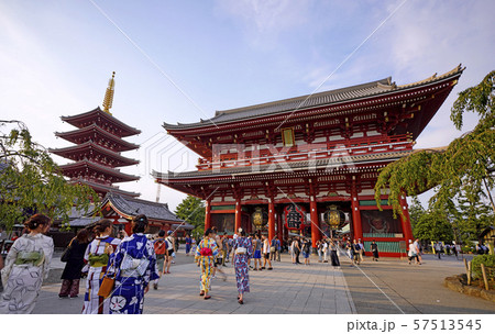 日本の東京都市景観　浅草寺を望む（9月でも暑さ続く・左奥にミスト装置） 57513545