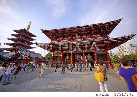 日本の東京都市景観　浅草寺を望む（9月でも暑さ続く・左奥にミスト装置） 57513546