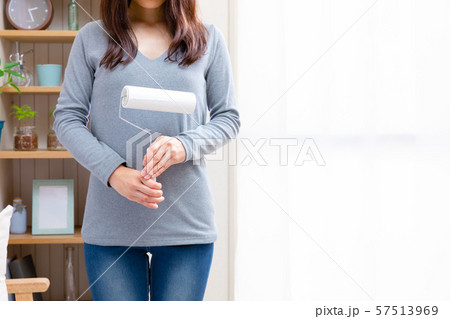 粘着クリーナーを持つ女性 粘着クリーナーを持つ女性 57513969