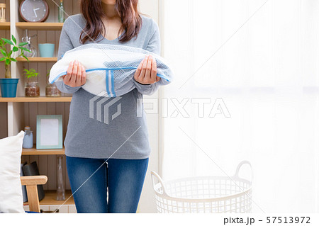 洗濯ネットを使う女性 57513972