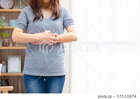 腕が痒い女性 腕が痒い女性 57513974