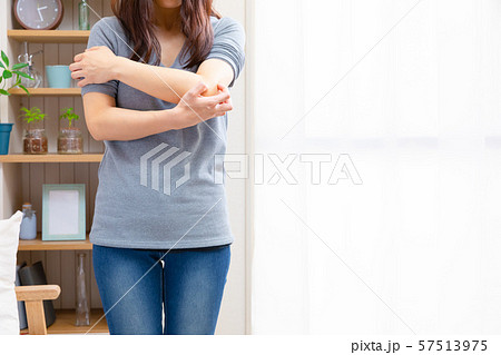 腕が痒い女性 肘を掻く 腕が痒い女性 肘を掻く 57513975