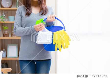 掃除をする女性　雑巾　ゴム手袋　アルカリ電解水　バケツ 57513976