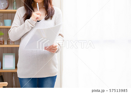 書類を見る妊婦 57513985
