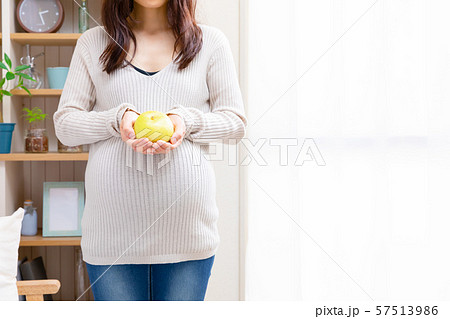 梨を持つ妊婦 梨を持つ妊婦 57513986