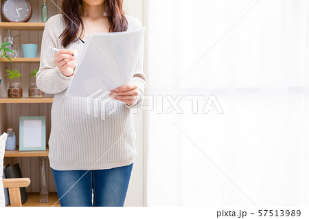 書類を見る妊婦 書類を見る妊婦 57513989