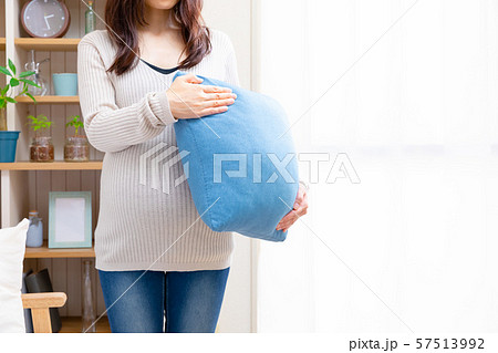 クッションを持つ妊婦 57513992