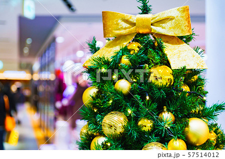 クリスマスイメージ 歳末のショッピングモールを彩るクリスマスツリーとledのイルミネーションの写真素材 クリスマスイメージ 歳末のショッピングモールを彩るクリスマスツリーとledのイルミネーションの写真素材