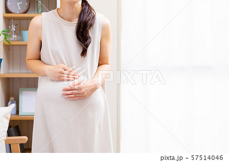 腹痛の妊婦 腹痛の妊婦 57514046