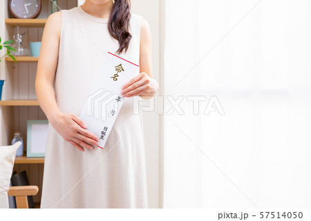 子供の名前を考える妊婦 57514050