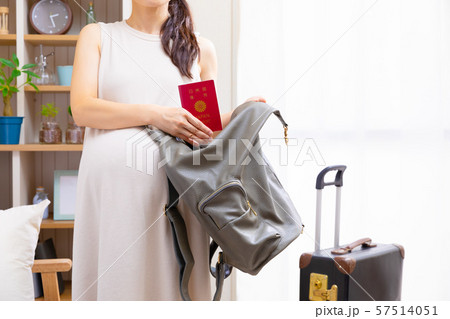 パスポートをリュックに入れる妊婦 パスポートをリュックに入れる妊婦 57514051