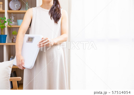 体重計を持つ妊婦 体重計を持つ妊婦 57514054