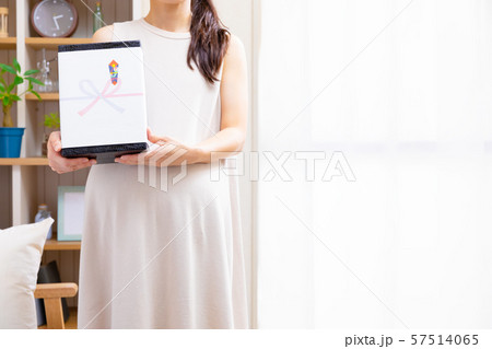 ギフトを持つ妊婦 御挨拶等 ギフトを持つ妊婦 御挨拶等 57514065