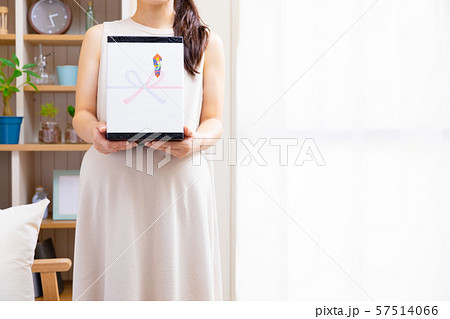 ギフトを持つ妊婦 57514066